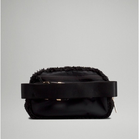 Lululemon Everywhere Belt Bag 1L Fleece Black Gold - Picture 5 of 7